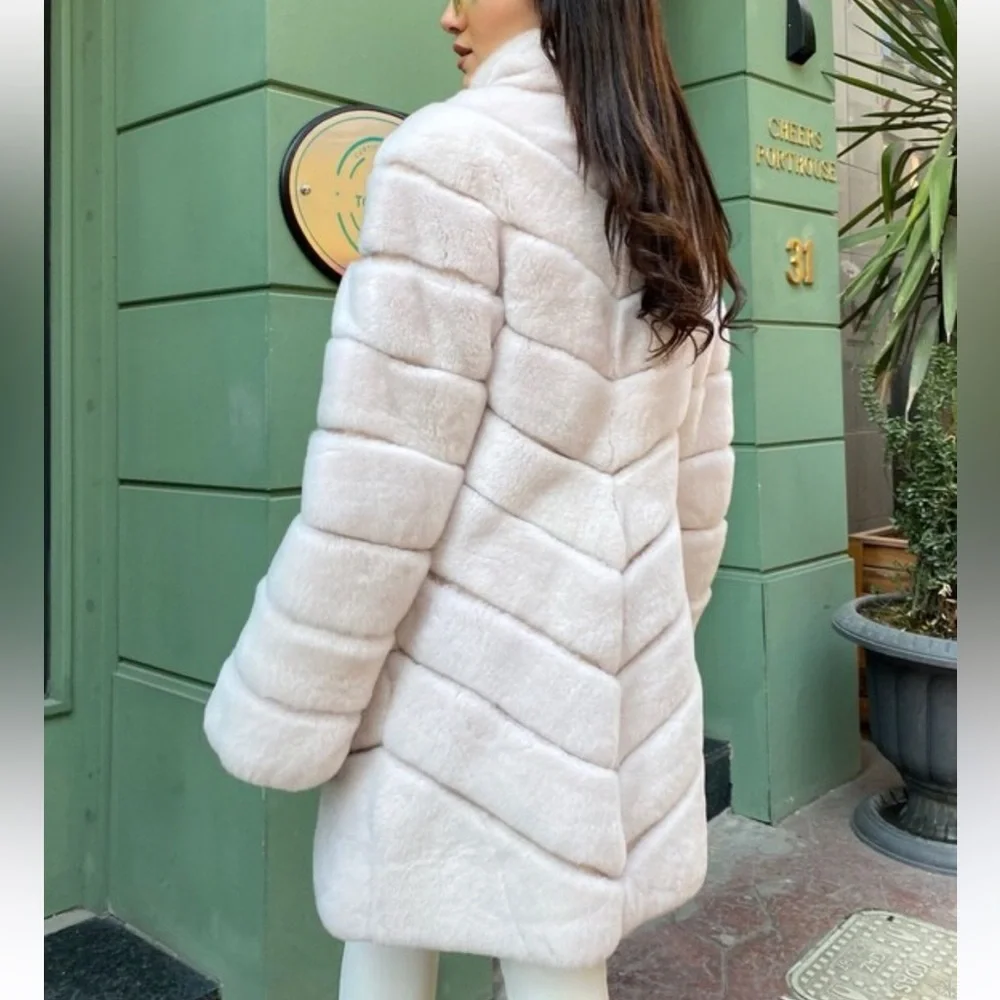 Calvin Klein
Faux Fur Teddy Coat Size Medium - Picture 3 of 7